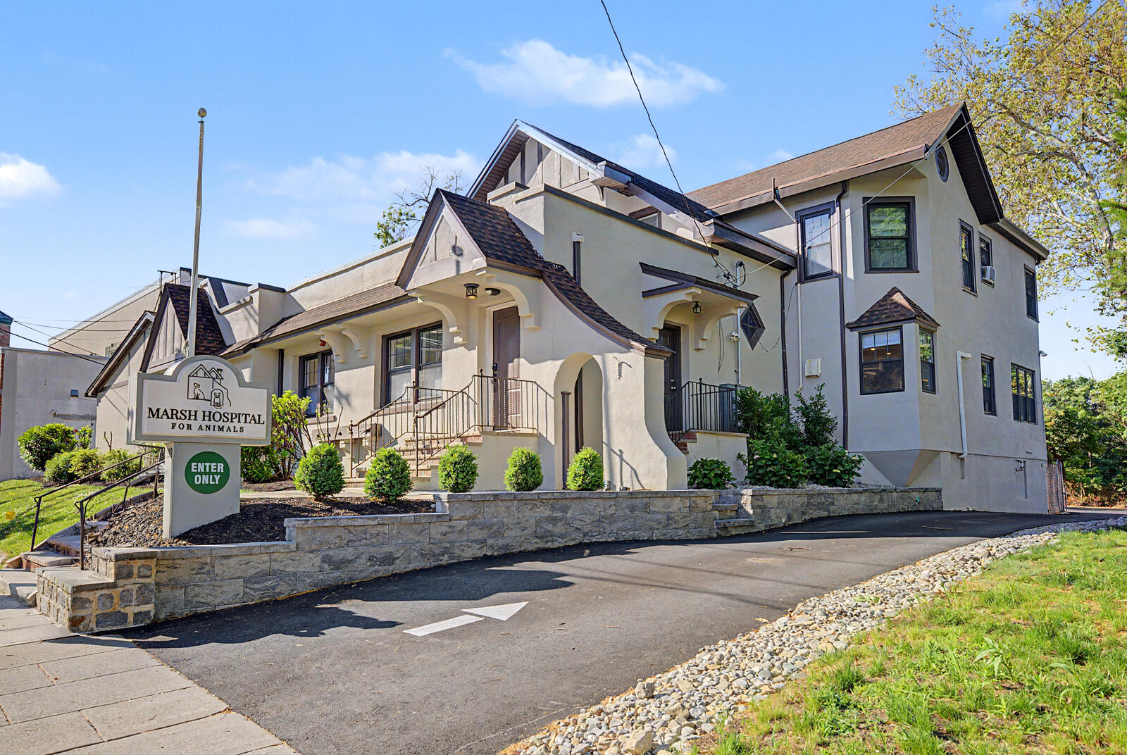 Exterior of Marsh Hospital for Animals in Verona, New Jersey